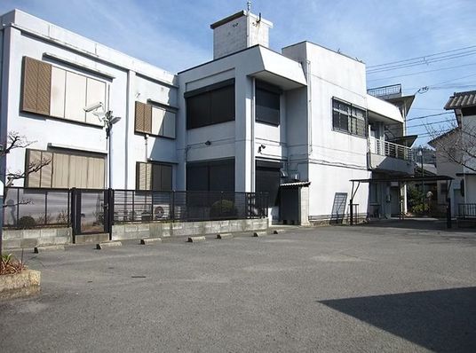 白い建物の外観  
