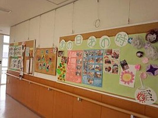 掲示物のある廊下