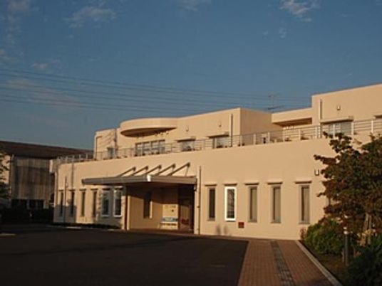 夕暮れの建物外観