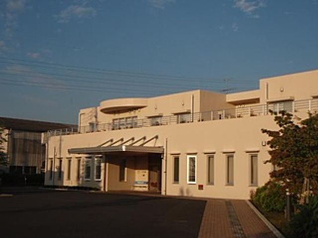 夕暮れの建物外観 外観 夕焼けに照らされた、落ち着いた雰囲気の施設の全景です。仕事帰りの時間帯にも心が和みます。