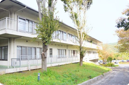 緑に囲まれた建物