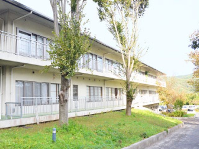 緑に囲まれた建物 外観 自然に囲まれた建物です。明るく開放的な雰囲気で、働く環境としても魅力があります。