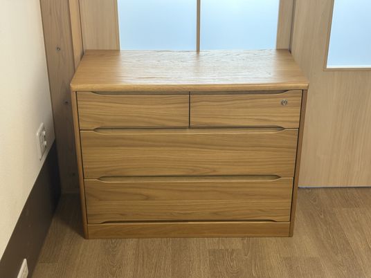 明るい木製の家具