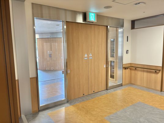 安全な出入口の廊下