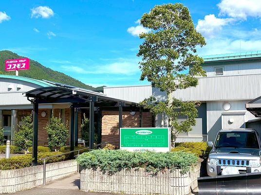 施設外観の入口  