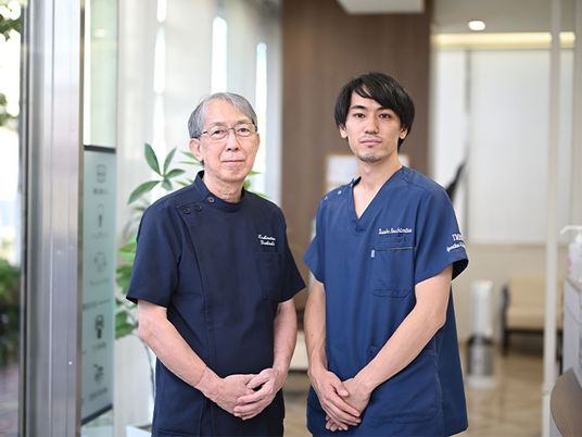 スタッフ2人のエントランス  