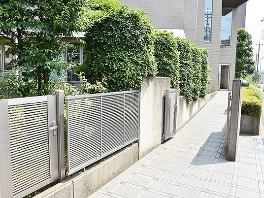緑に囲まれた外観  