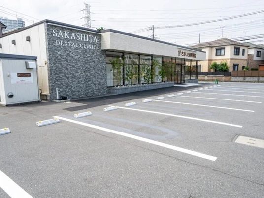 建物外観と駐車場  