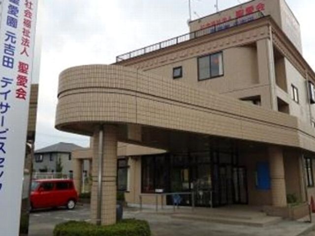 建物外観 外観 ゆったりとしたデザインの建物で、就業環境の雰囲気が感じられます。広い駐車場が特徴です。