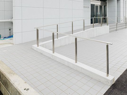 手すり付きのスロープ外観  