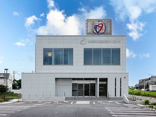 白い建物の外観  