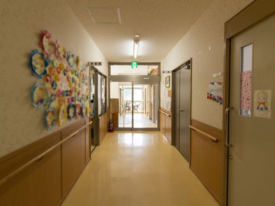 廊下に飾り付けられた壁