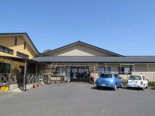 施設外観と駐車場  