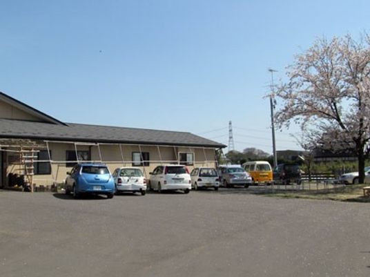 駐車場のある建物外観  