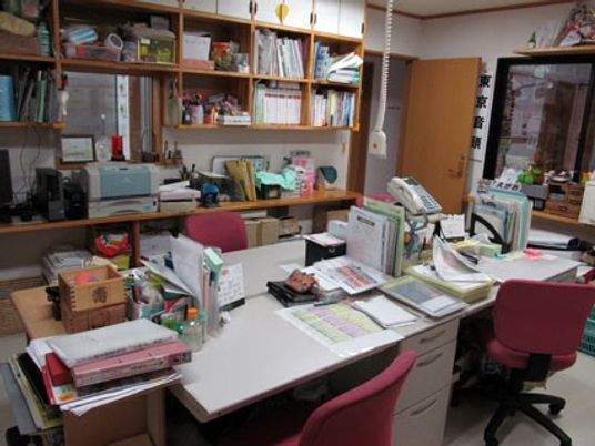 事務用品が並ぶ受付  