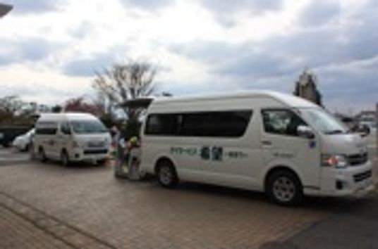 送迎用の車が並ぶ玄関前