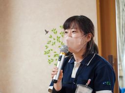 スタッフがマイクを持つ様子