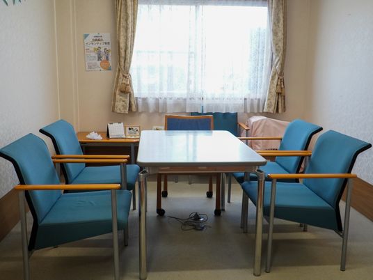落ち着いた色合いの休憩室