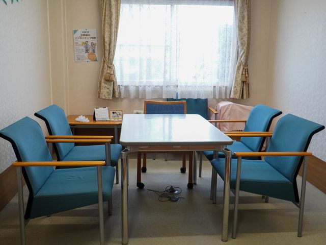 落ち着いた色合いの休憩室
