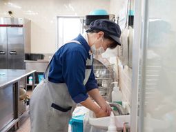 スタッフが清掃する厨房
