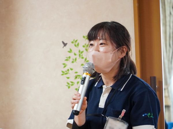 スタッフがマイクを持つ様子