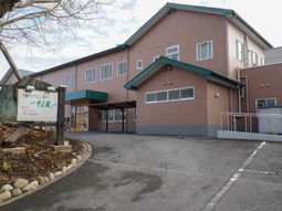 広々とした建物のエントランス