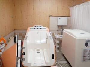清潔な設備の浴室