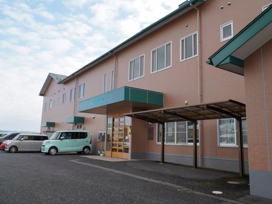 ピンク色の外壁の建物外観
