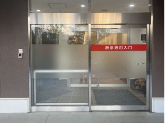 救急専用入口の自動扉  