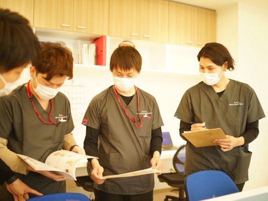 スタッフが書類確認する機能訓練室  