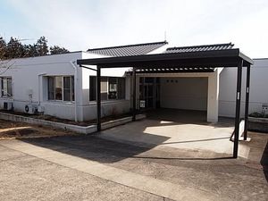 建物外観と車寄せ  