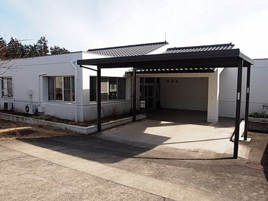 建物外観と車寄せ  
