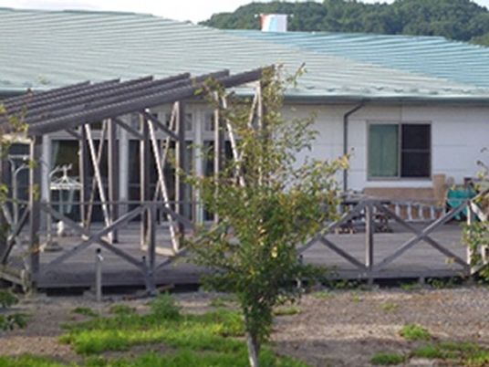 木製デッキのある外観  