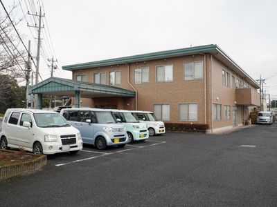 広々とした駐車場の建物