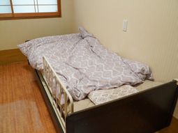 安全な柵付きのベッド