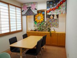 和室の掛け軸と花