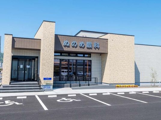 明るい建物の外観  