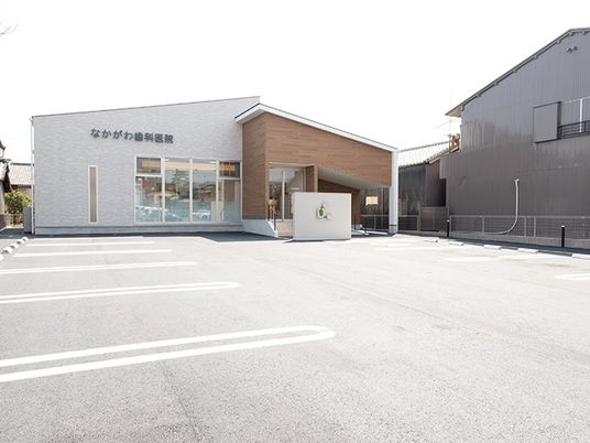 施設の外観と駐車場  