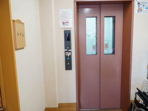 茶色のエレベーター前