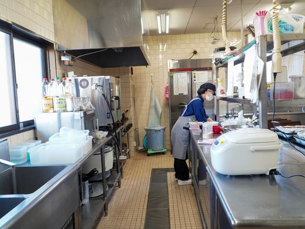 清潔な厨房と働く人