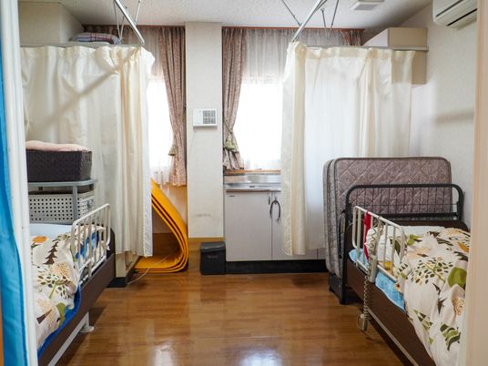 居室のベッドとキッチン