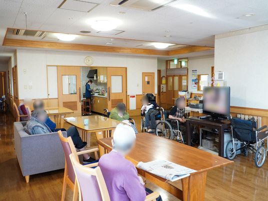 共有スペースで人々が寛ぐ様子