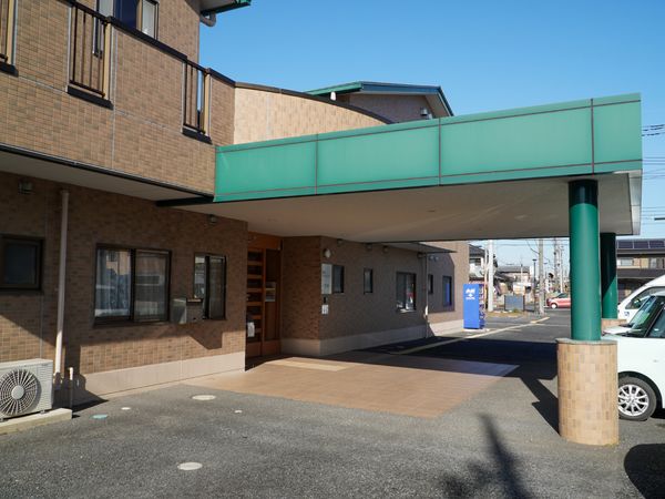 明るいエントランスの建物