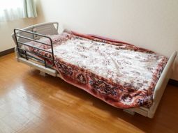 落下防止柵付きのベッド