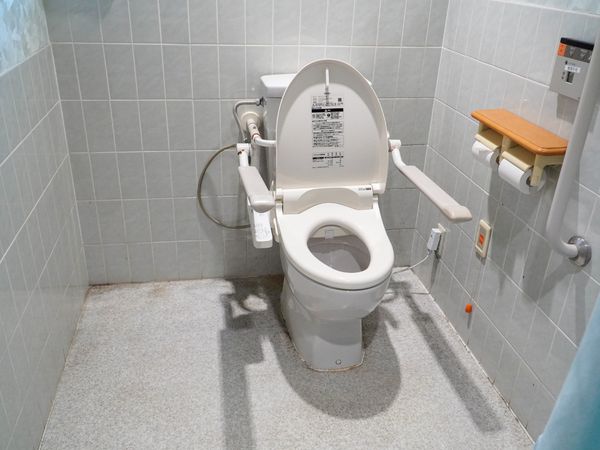 バリアフリー設計のトイレ
