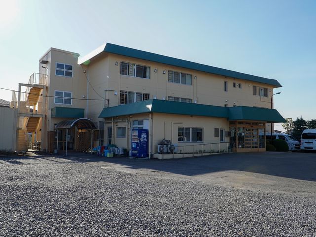 施設の外観 外観 明るく温かみのある色合いの建物で、広々とした空間が迎えてくれます。駐車スペースも整っており、通勤にも便利な環境です。