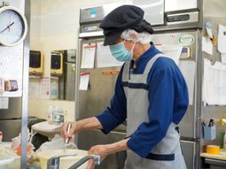 調理中のスタッフ