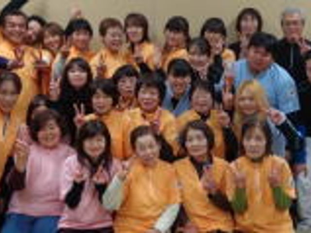 制服を着たスタッフたち笑顔 スタッフイメージ フレンドリーな雰囲気のスタッフが揃っています。魅力的な職場環境で楽しみながら働けます。