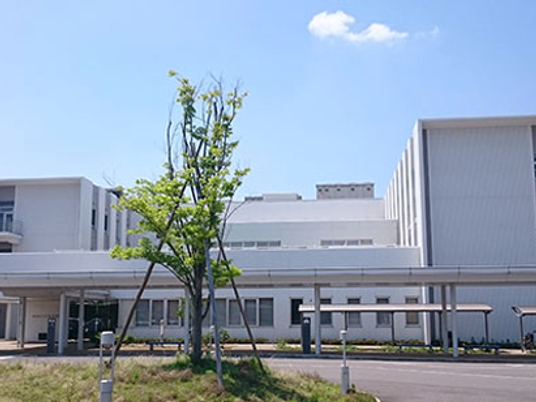 明るい建物外観  