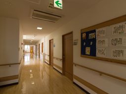 廊下の清潔な風景